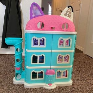 Gabby’s Dollhouse (house only) gently used in great condition.